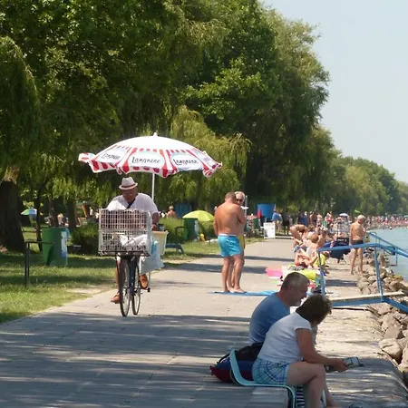 Toscanaapartmanbalatonhu Family Frend בית נופש שיופוק